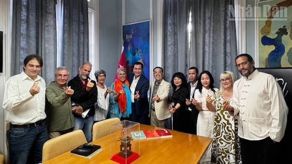 Đoàn công tác của Cục Xuất bản, In và Phát hành sách, Bộ Văn hóa, Thể thao và Du lịch cùng đại diện Ban Chấp hành Hội Nhà văn Việt Nam đã tới thăm và làm việc tại trụ sở Hội Liên hiệp nhà văn và nghệ sĩ Cuba (UNEAC) tại thủ đô La Havana.