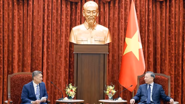 Tổng Bí thư, Chủ tịch nước Tô Lâm tiếp Quyền Bộ trưởng Bộ Hải quân Hoa Kỳ Hùng Cao. Ảnh: TTXVN.