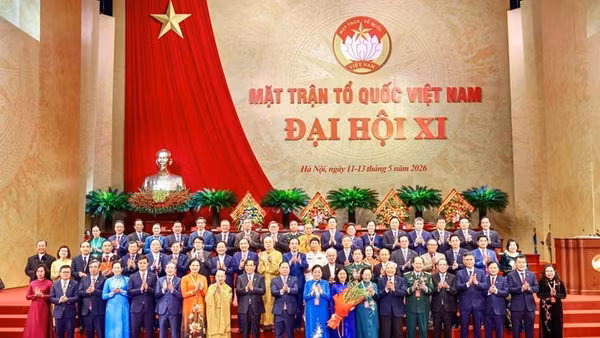Doanh nhân Đỗ Quang Hiển (hàng thứ hai, thứ 9 từ trái sang) cùng Đoàn Chủ tịch Ủy ban Trung ương Mặt trận Tổ quốc Việt Nam khóa XI ra mắt Đại hội.