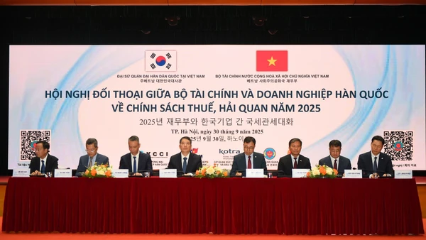 Lãnh đạo Bộ Tài chính, Đại sứ Hàn Quốc và các đại biểu Hàn Quốc cùng đại diện lãnh đạo các đơn vị thuộc Bộ Tài chính Việt Nam tại bàn chủ trì hội nghị