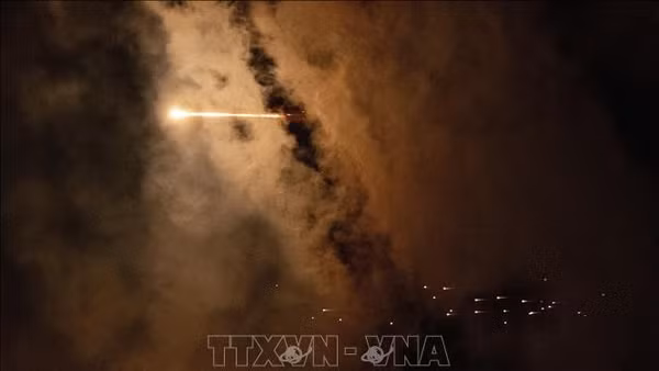 Vệt tên lửa trên bầu trời Jerusalem khi vật thể bay hướng về miền Trung Israel, ngày 27/3/2026. Ảnh: THX/TTXVN