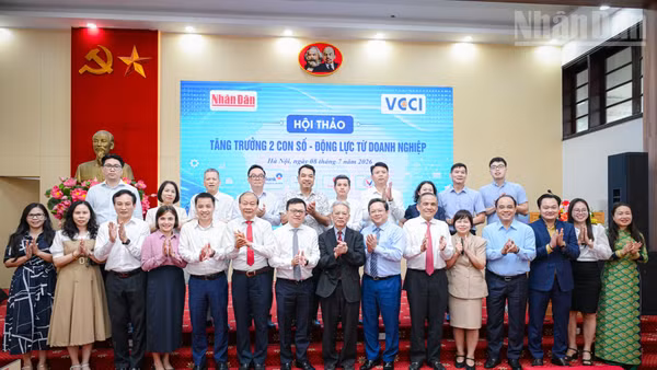 Các đại biểu tham dự Hội thảo chụp ảnh lưu niệm.