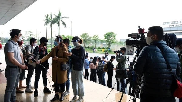 Các phóng viên tác nghiệp tại Bệnh viện Nhiệt đới trung ương. (Ảnh Duy Linh)