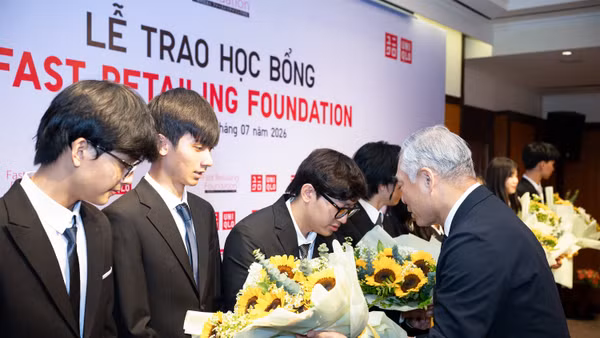 Ông Noriaki Koyama chúc mừng các em học sinh ưu tú đã nhận được học bổng của Quỹ Fast Retailing.