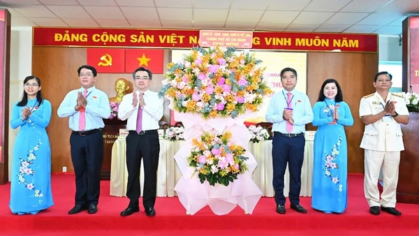 Đồng chí Nguyễn Thanh Nghị (thứ 3 từ trái qua) tặng lẵng hoa chúc mừng đại hội.