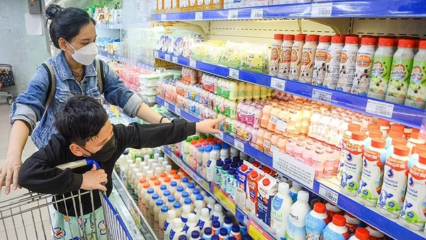 Các em học sinh đến siêu thị thuộc Saigon Co.op sẽ có cơ hội nhận được 1 hộp sữa Dutch Lady 180ml.