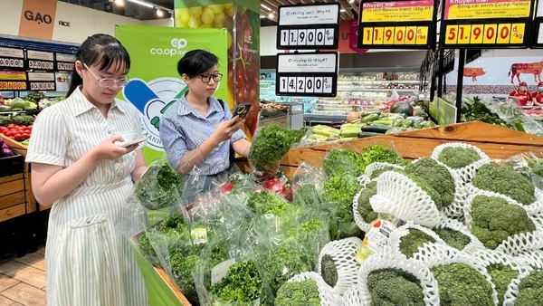 Người tiêu dùng tìm mua thực phẩm đạt chứng nhận “Tick xanh trách nhiệm” tại một siêu thị Co.opmart ở Thành phố.