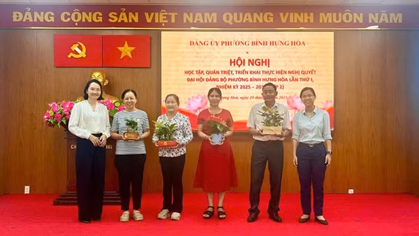 Trao tặng cây xanh đến đảng viên trên địa bàn phường. (Ảnh: CTV)