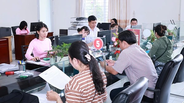 Người dân làm thủ tục hành chính tại Ủy ban nhân dân phường Thuận An. (Ảnh: CTV)