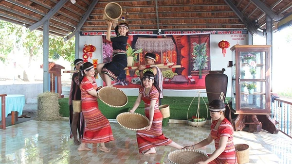 Phục dựng các điệu múa truyền thống của người Xtiêng.