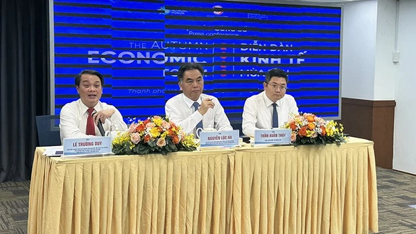 Đại diện Ban tổ chức Diễn đàn trả lời câu hỏi của báo chí.