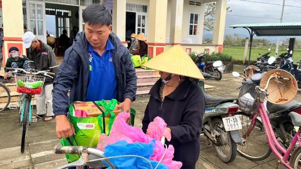 Các siêu thị Co.opmart ở khu vực tỉnh Bình Định trước đây tặng quà người dân bị ảnh hưởng lũ lịch sử.