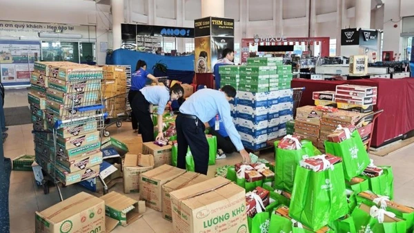 Siêu thị Co.opmart Quảng Bình phối hợp cơ quan chức năng địa phương hỗ trợ hàng hóa thiết yếu đến người dân bị ảnh hưởng bão lũ.