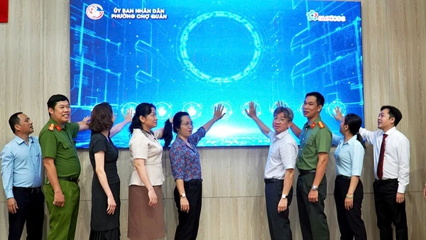 Lãnh đạo Ủy ban nhân dân phường Chợ Quán và đại diện GTel bấm nút chính thức vận hành các thiết bị ứng dụng AI tại phường.