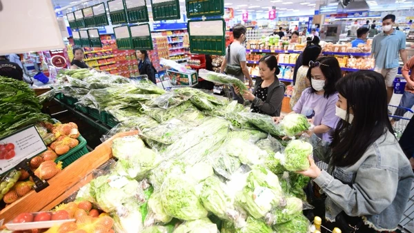 Các loại rau, củ, quả vẫn được các siêu thị bán với giá rẻ và có khuyến mãi so với giá thị trường.