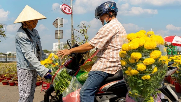 Chợ hoa xuân Bình Điền là điểm du xuân không thể thiếu đối với nhiều khách du lịch. (Ảnh: SATRA) 