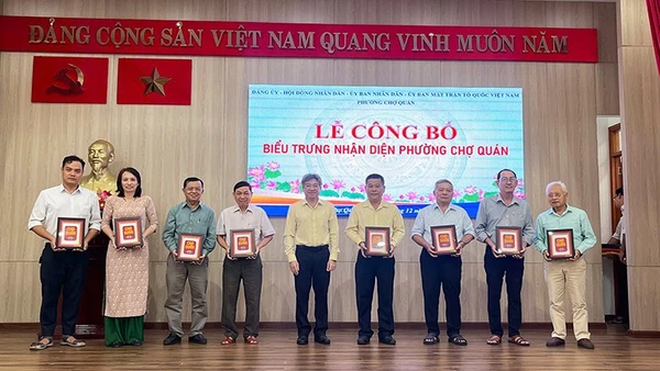 Lãnh đạo phường Chợ Quán tặng bộ ấn phẩm biểu trưng nhận diện phường đến các cơ quan, đơn vị trên địa bàn.
