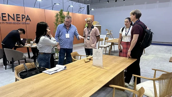 Khách mua hàng quốc tế tham quan một gian hàng tại HawaExpo 2026.