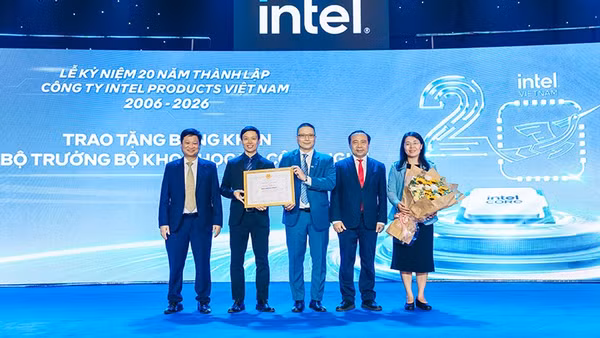 Đại diện Công ty TNHH Intel Products Việt Nam nhận Bằng khen của Bộ trưởng Khoa học và Công nghệ.