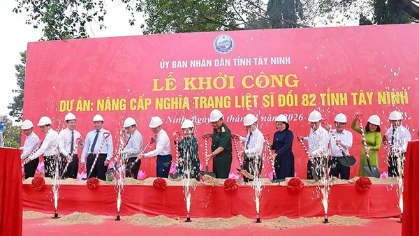 Các đại biểu thực hiện nghi thức khởi công Dự án Nâng cấp Nghĩa trang Liệt sĩ Đồi 82.