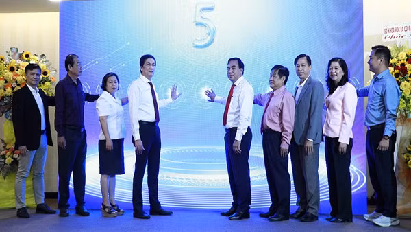 Các đại biểu thực hiện nghi thức phát động cuộc thi.