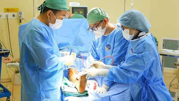 Ê-kíp phẫu thuật cho người bệnh. (Ảnh: Bệnh viện cung cấp)