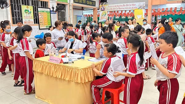 Đông đảo học sinh tại các điểm khám lưu động đặt tại trường học.