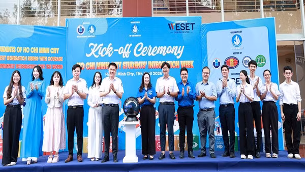 Các đại biểu thực hiện nghi thức phát động Tuần lễ “Sinh viên Thành phố Hồ Chí Minh tự tin hội nhập” năm học 2025-2026.