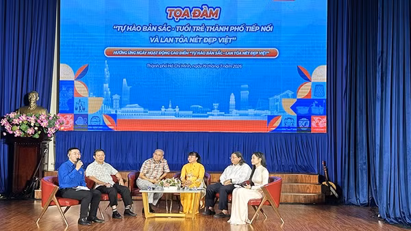 Các chuyên gia, nhà giáo và nghệ sĩ tham gia tọa đàm “Tự hào bản sắc-Tuổi trẻ thành phố tiếp nối và lan tỏa nét đẹp Việt”.
