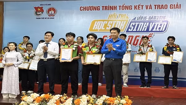 Đại diện Ban tổ chức trao giải Nhất cho các thí sinh.