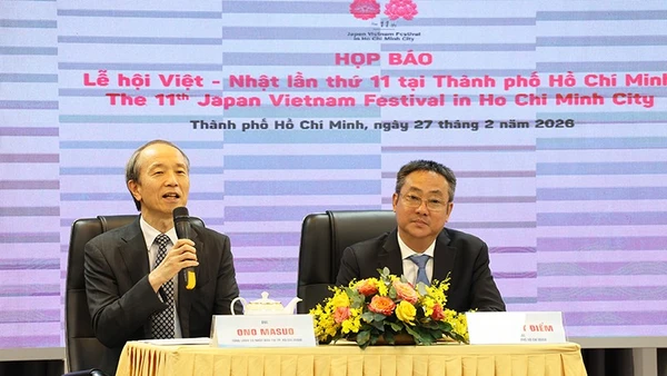 Ông Ono Masuo, Tổng Lãnh sự Nhật Bản tại Thành phố Hồ Chí Minh (trái) trả lời báo chí tại buổi họp báo.