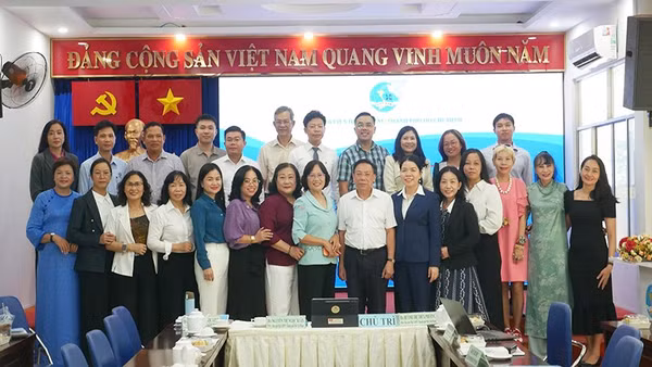 Các đại biểu chụp hình kỷ niệm tại hội thảo.