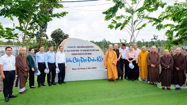 Các đại biểu chụp hình lưu niệm với “Vườn cây đại đoàn kết” tại Công viên văn hóa Láng Le.