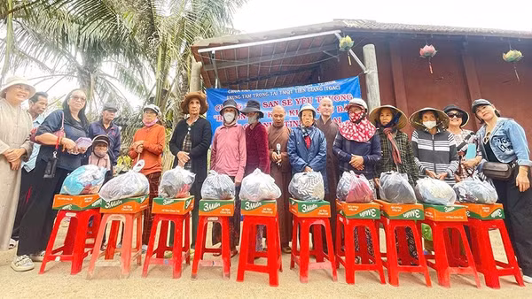 Chùa Văn Thánh, Trung tâm Trọng tài thương mại quốc tế TGAC và các nhà hảo tâm đã trao 900 suất quà (mỗi suất trị giá 500.000 đồng, gồm gạo, mì gói, muối, dầu ăn và một khoản tiền mặt) cho người dân tại khu vực phía đông tỉnh Gia Lai.