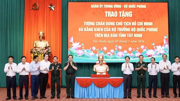 Đại tướng Nguyễn Trọng Nghĩa trao tặng tượng chân dung Chủ tịch Hồ Chí Minh.