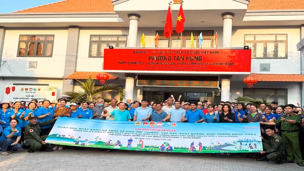 Đại diện các lực lượng tham gia tổng vệ sinh môi trường làm lễ ra quân.