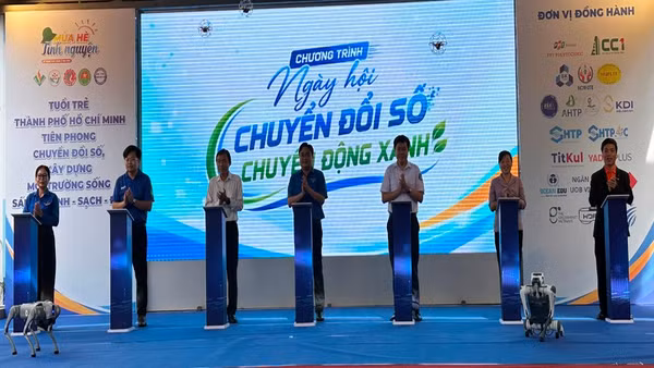 Các đại biểu thực hiện nghi thức khai mạc Ngày hội “Chuyển đổi số-Chuyển động xanh” năm 2026.