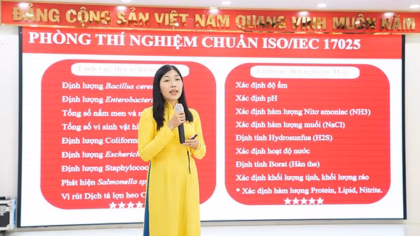 Đại diện VISSAN giới thiệu năng lực kiểm soát thực phẩm an toàn.