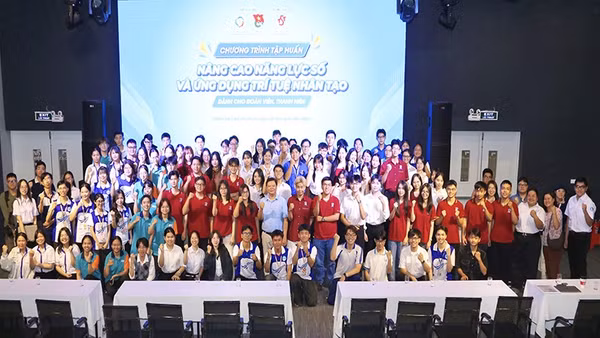 Các nhà khoa học, giảng viên chụp hình lưu niệm với các học viên là đoàn viên và thanh niên tại lễ khai giảng.
