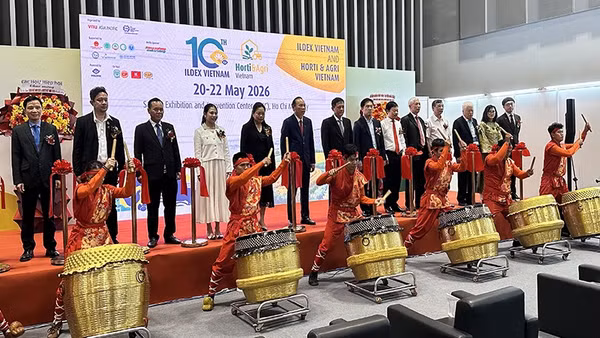 Các đại biểu thực hiện nghi thức khai mạc triển lãm.