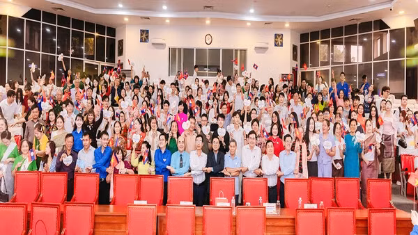 Các gia đình nhận nuôi, sinh viên Lào và Campuchia cùng ban tổ chức chụp ảnh lưu niệm.