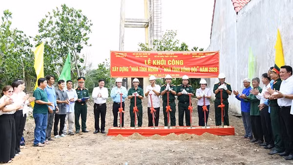 Các đại biểu thực hiện nghi thức khởi công xây dựng nhà.