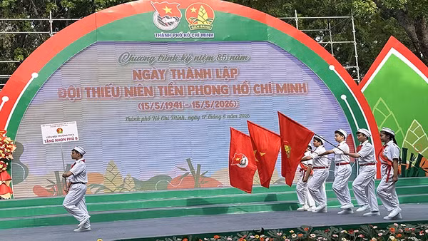 Các liên đội diễu hành tại buổi lễ kỷ niệm.