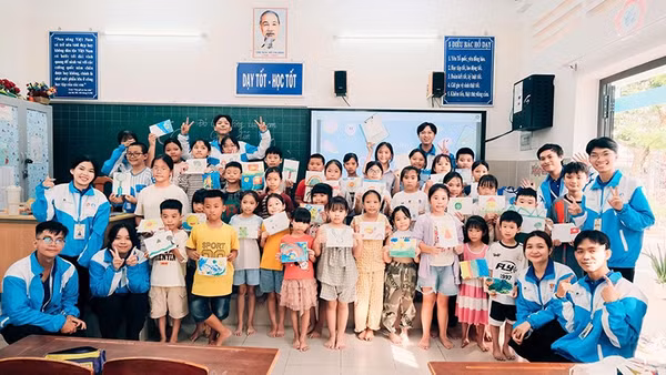 Các em thiếu nhi ở Côn Đảo với những bức tranh sinh động do chính tay mình sáng tác chung vui cùng các tình nguyện viên.