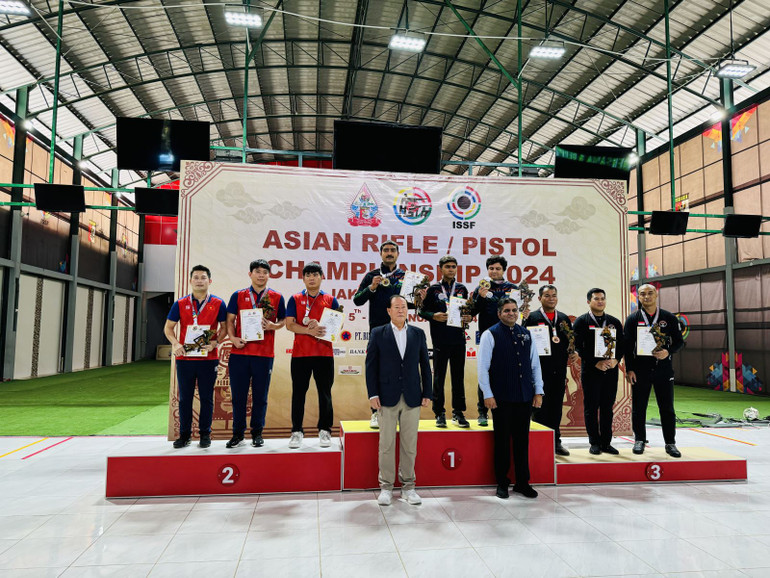 Các xạ thủ đội tuyển bắn súng của Việt Nam bước lên bục danh dự nhận Huy chương Bạc.