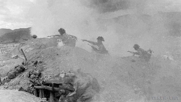 Tại Hội nghị Sơ kết đợt tiến công vào các Siết vòng vây lửa (8/4/1954), Đảng ủy Mặt trận đã chỉ rõ con đường chắc chắn dẫn tới chiến thắng. “Con đường” đó là gì? ảnh 1 Tại Hội nghị Sơ kết đợt tiến công vào các Siết vòng vây lửa (8/4/1954), Đảng ủy Mặt trận đã chỉ rõ con đường chắc chắn dẫn tới chiến thắng. “Con đường” đó là gì?
