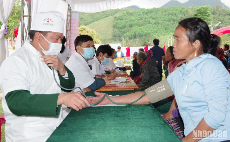 Khám, cấp thuốc miễn phí cho bà con xã Thượng Trạch.