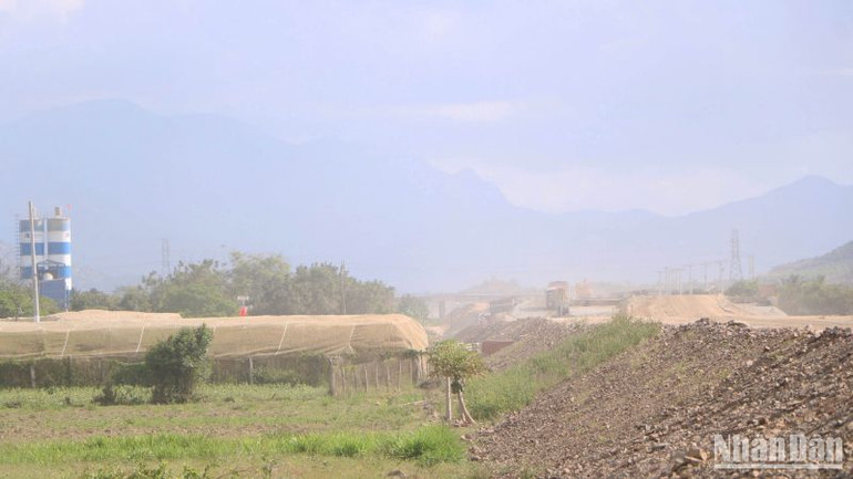 Mặc dù nông dân đã dùng lưới bao phủ nhưng nhiều vườn táo nằm gần khu vực thi công tuyến cao tốc bắc-nam (đoạn đi qua tỉnh Ninh Thuận) vẫn bị bụi bám ngày càng nhiều, khiến cây táo không quang hợp được, sinh trưởng kém và chết dần vì môi trường ô nhiễm nặng.