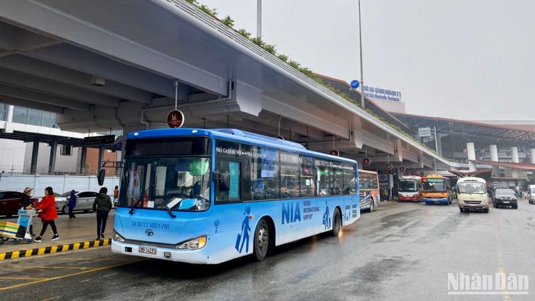 Xe buýt nối chuyến miễn phí tại Cảng Hàng không quốc tế Nội Bài.