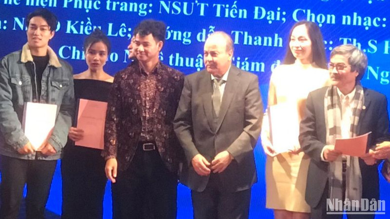 Đại sứ Algeria tại Việt Nam Boubazine và các nghệ sĩ Nhà hát kịch Việt Nam.